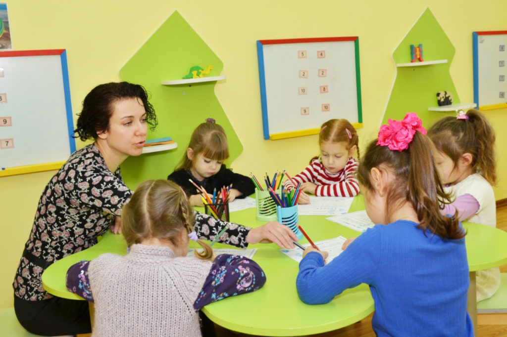 • Занятие с психологом по развитию